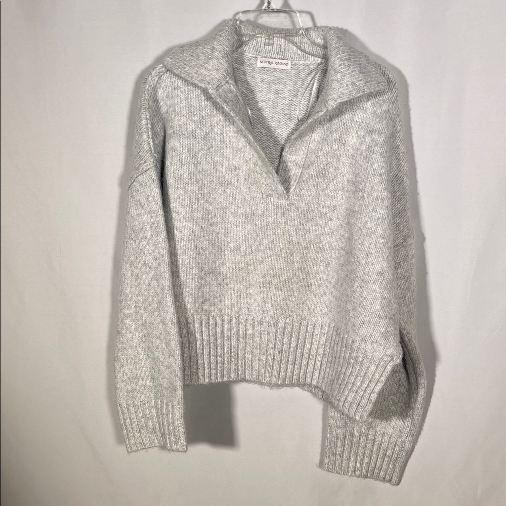 NEUTRAL GROUND WOMENS LIGHT GRAY V NECK COLLARED SWEATER SMALL